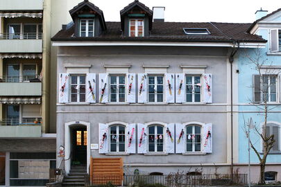 Dekorierte Fensterläden der Kita