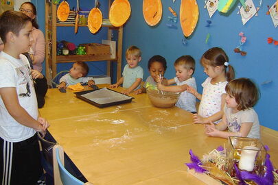 Kinder mit Zukunftstag-Besucher beim Zvieri