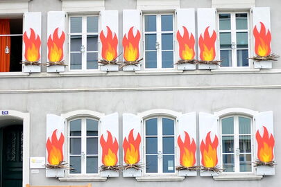 Kinder die im Heu spielen