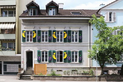 Dekorierte Fensterläden der Kita